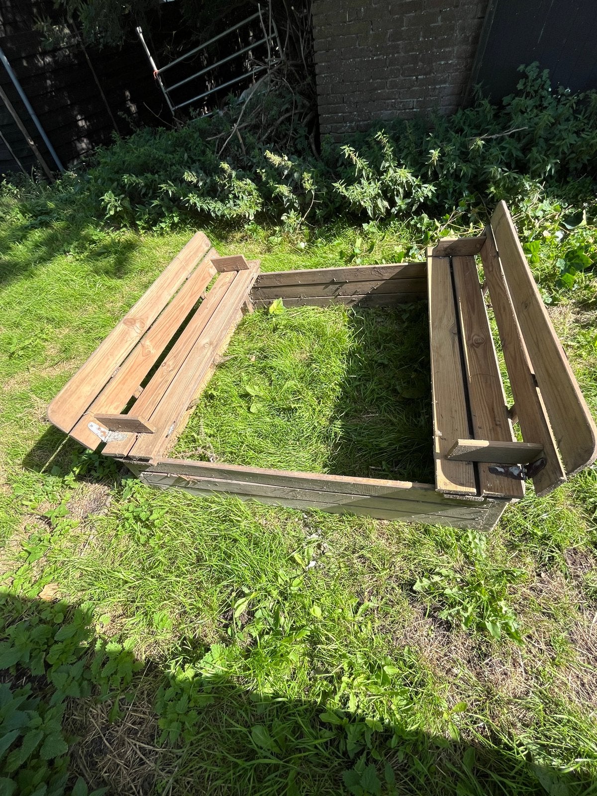 Houten zandbak met inklapbare bankjes, Ophalen, Gebruikt