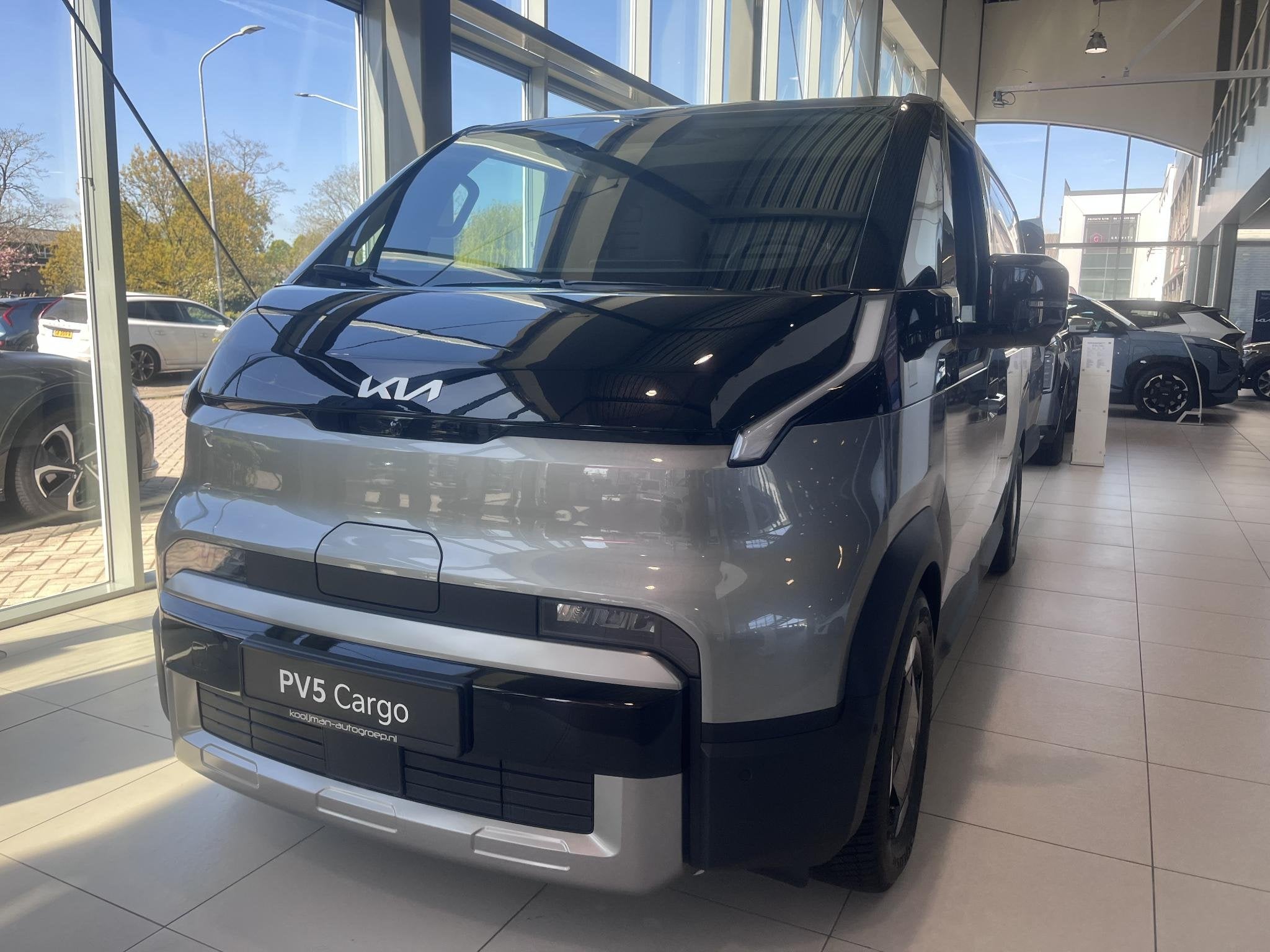 Kia PV5 L2H1 Elite Executive 71.2 kWh VOORRAAD ACTIE! DIRECT, Auto's, Bestelauto's, 750 kg, Leder en Stof, 163 pk, Origineel Nederlands