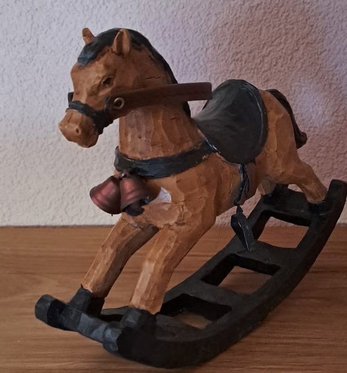 Decoratief antiek houten hobbelpaardje met belletjes, Houtsnijwerk, Minder dan 20 cm, Ophalen of Verzenden, Zoogdier