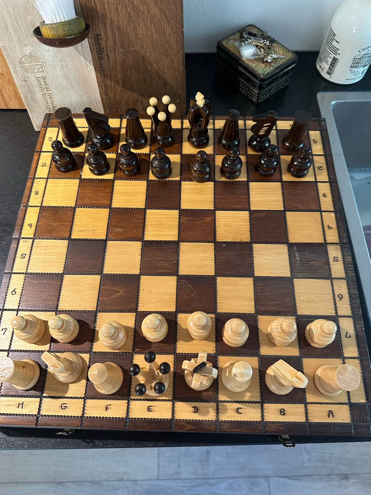 Houten schaakspel met opbergvak en unieke stukken, Een of twee spelers, Ophalen, Gebruikt, Reisspel