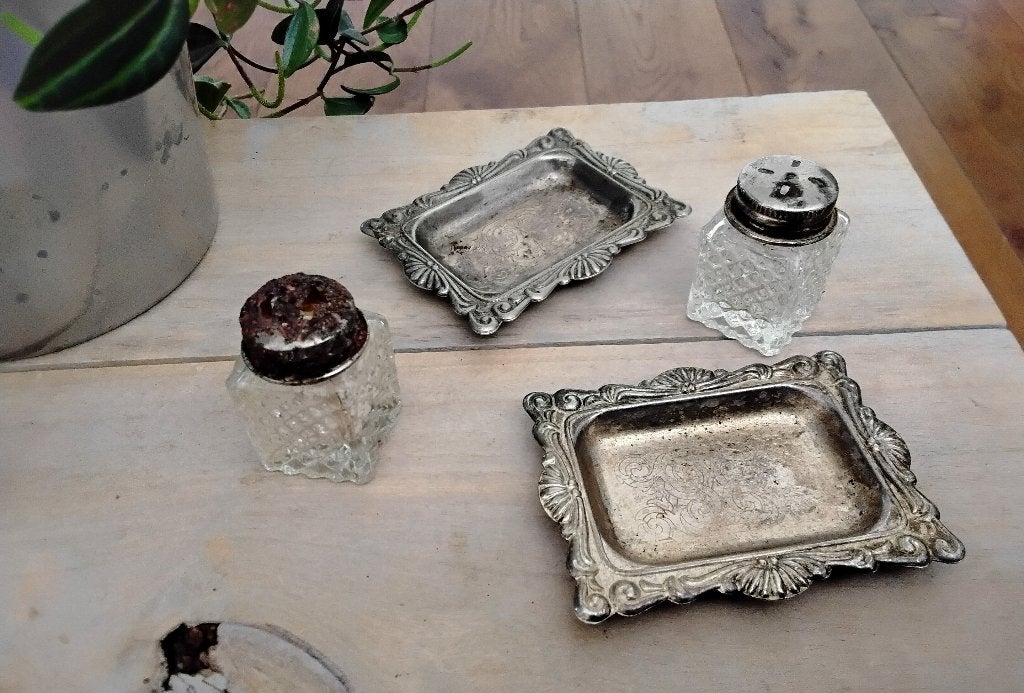 Oude peper- en zoutvaatjes + onderschaaltjes geschikt voor d, Ophalen of Verzenden