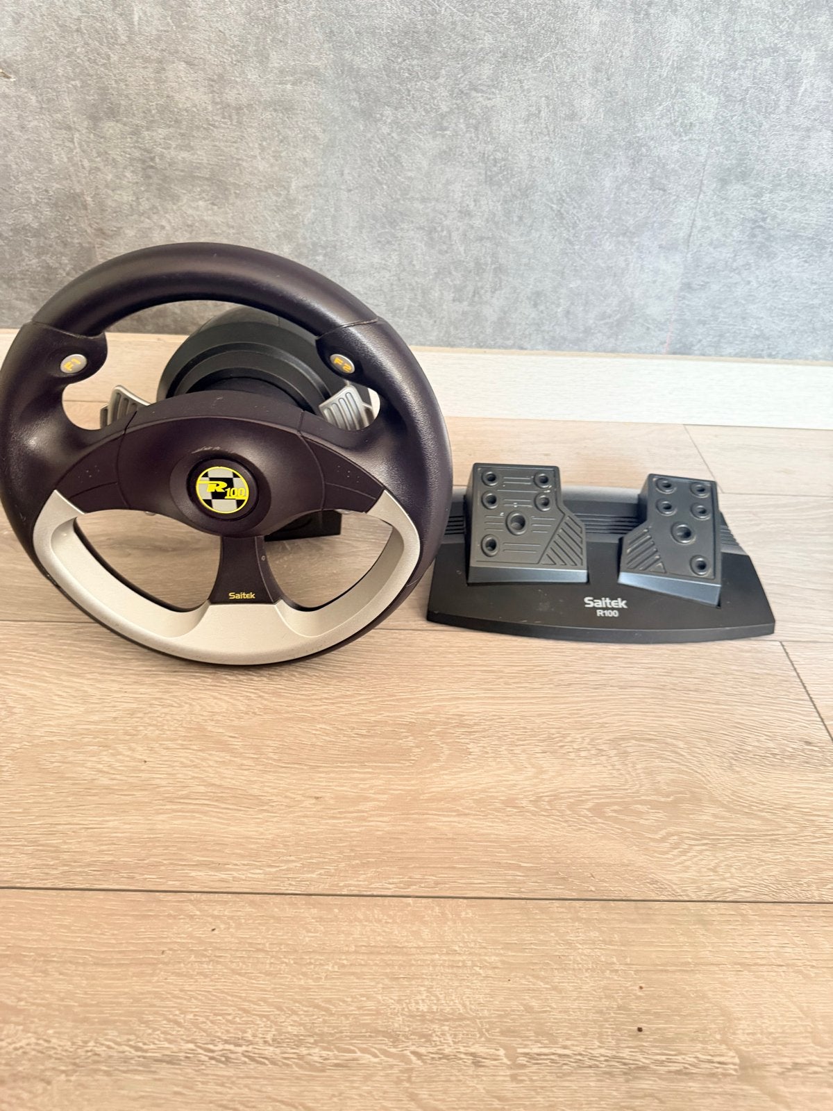 Saitek R100 Racestuur met Pedalen voor PC, Racestuur, Gebruikt, PC, Overige merken