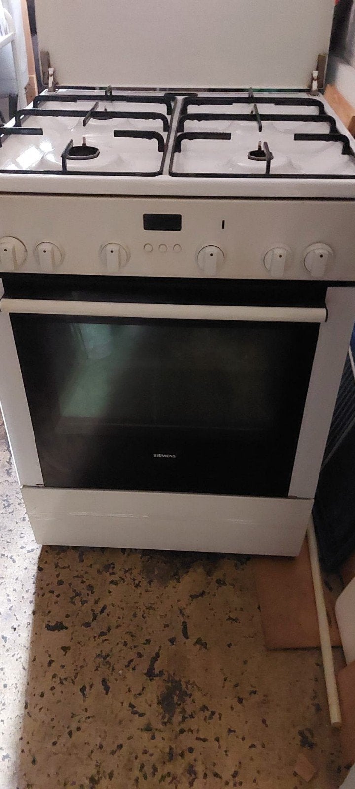 Siemens gasfornuis met elektrische oven + Zanussi vriezer, Ophalen, Gebruikt, 4 kookzones, Gas