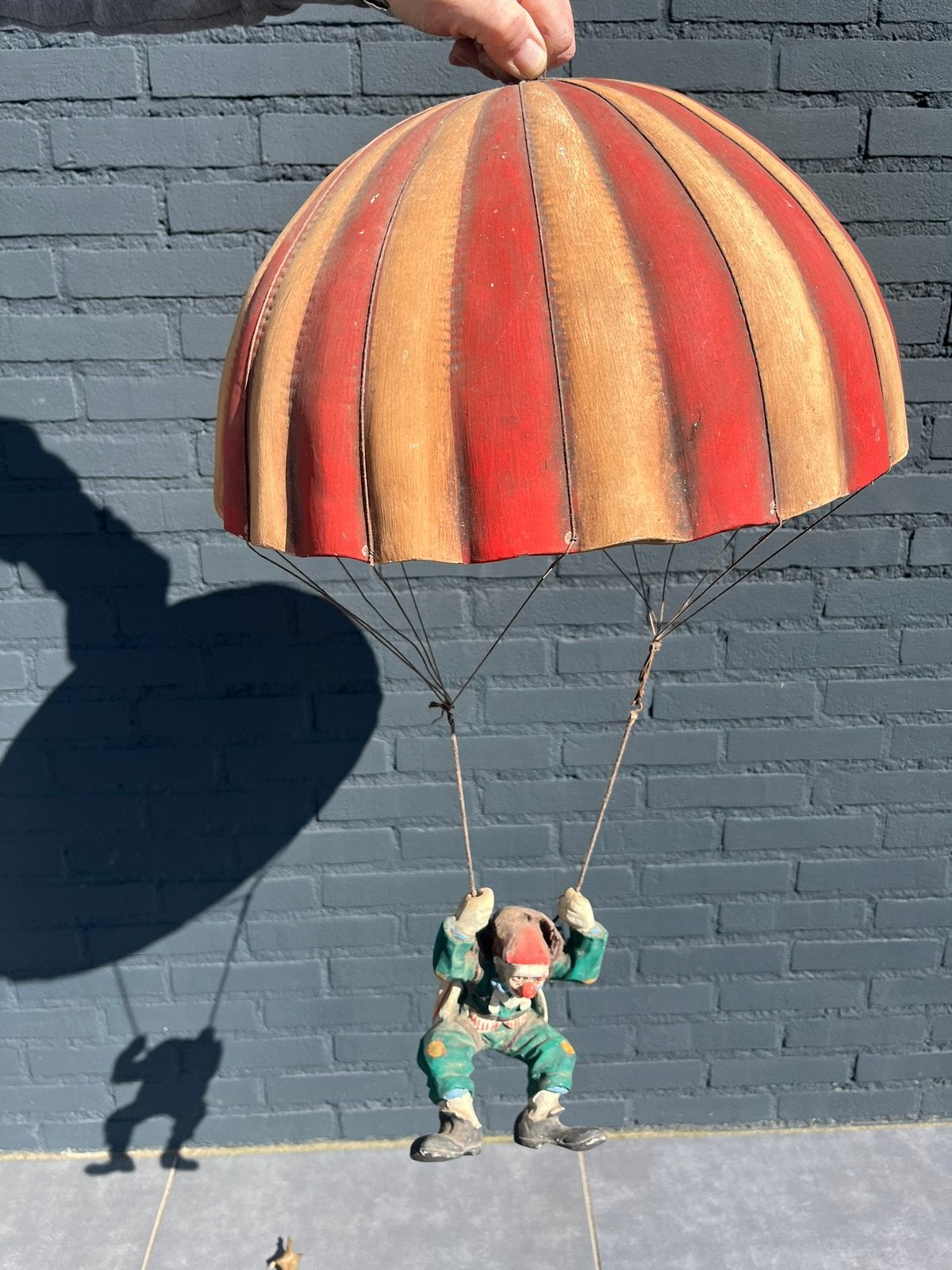 Parachut met clown, Ophalen