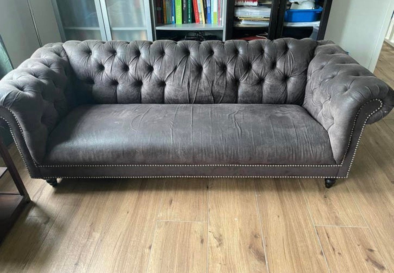 Suede 3 zits bank chestfield style, Ophalen, 150 tot 200 cm, Tweepersoons, 75 tot 100 cm