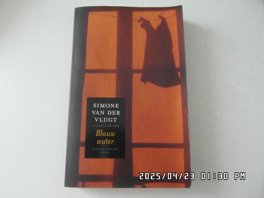 Blauw water, Simone v/d Vlugt, Boeken, Ophalen of Verzenden, Zo goed als nieuw, Nederland