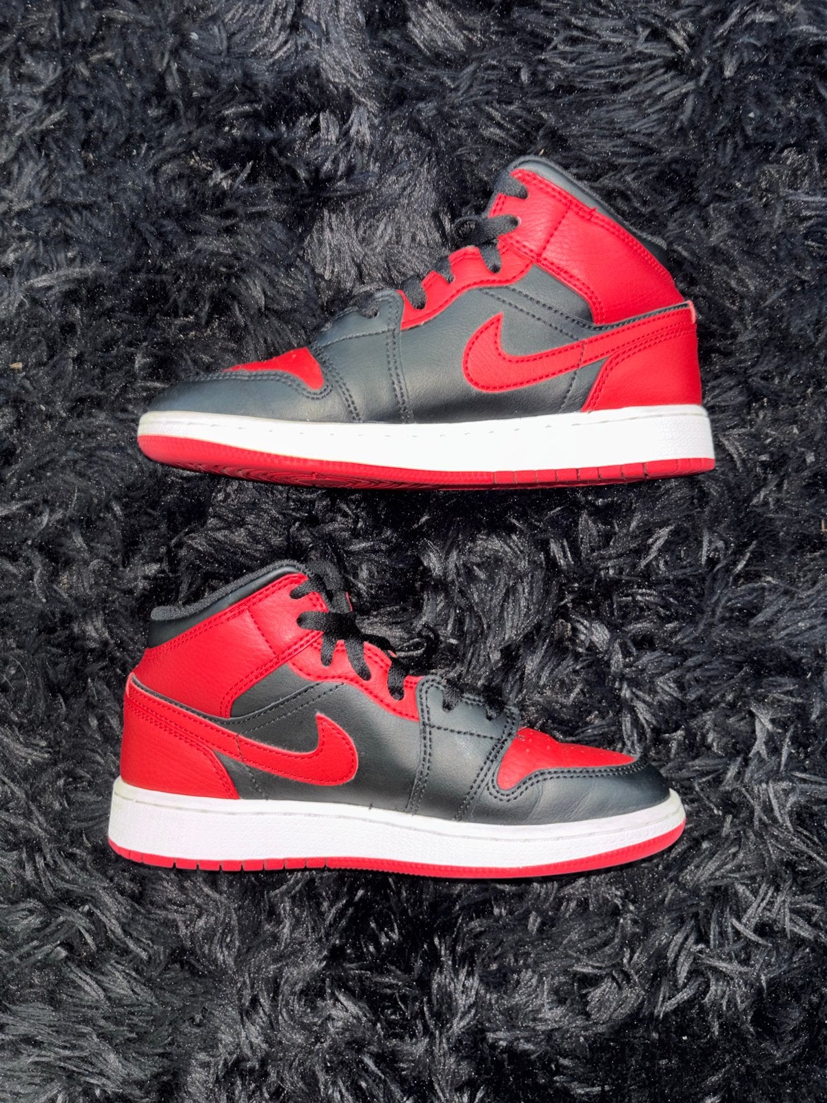 Jordan 1 Mid Bred, Kleding | Dames, Schoenen, Ophalen, Sportschoenen, Zo goed als nieuw, Rood