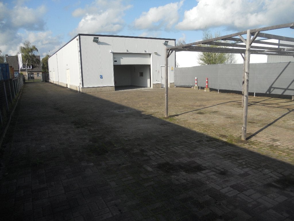 Te Huur aangeboden, 600m² Bedrijfs -Buiten-Terrein met Loods