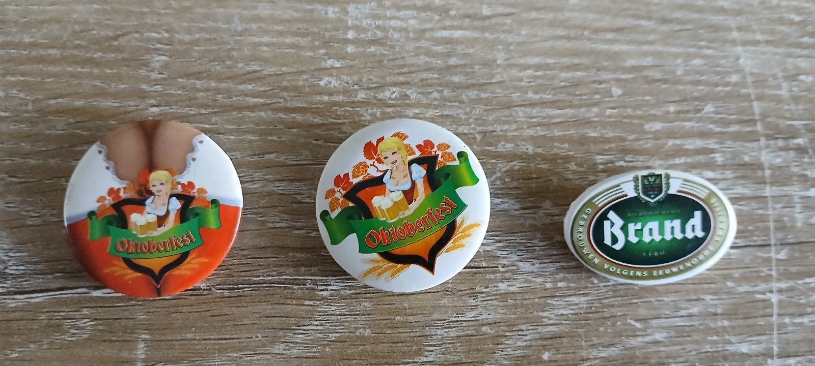 oktoberfest klederdracht dames + brand bier merk logo button, Verzamelen, Ophalen of Verzenden, Zo goed als nieuw, Overige onderwerpen