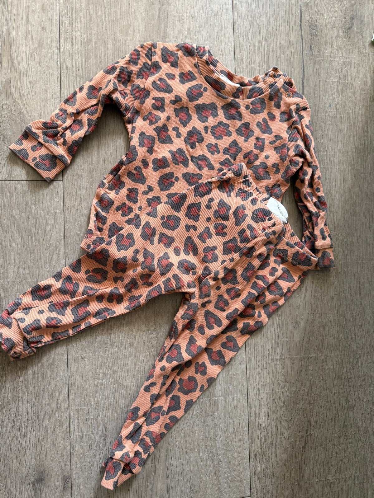 Feetje pyjama maat 74 - Leopard print, Ophalen of Verzenden, Zo goed als nieuw, Jongetje of Meisje, Nacht- of Onderkleding
