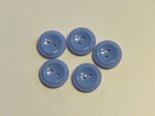 1 EURO OF GRATIS 5 vintage lichtblauwe knoopjes reliëfrand, Ophalen, Gebruikt, Knoop of Knopen