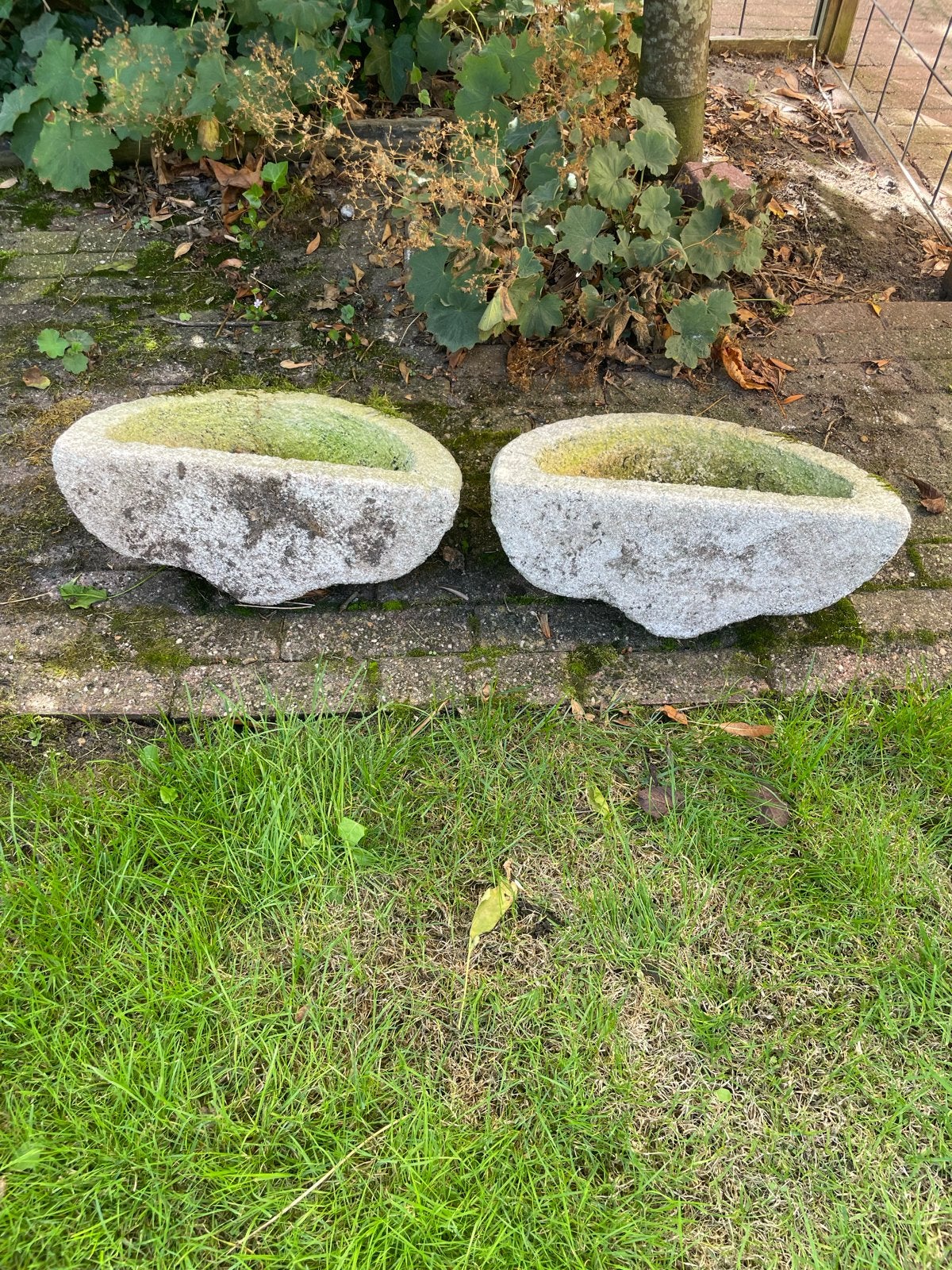 Twee halfronde stenen troggen/voederbakken, Ophalen, Steen, Gebruikt, Minder dan 30 cm
