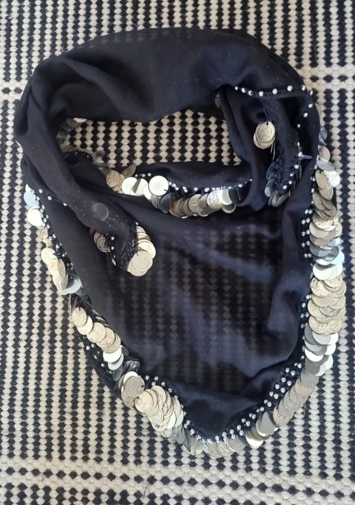 Zwarte sjaal met munten/ pailetten ., Ophalen of Verzenden, Zo goed als nieuw, Maat 46/48 (XL) of groter, Sjaal