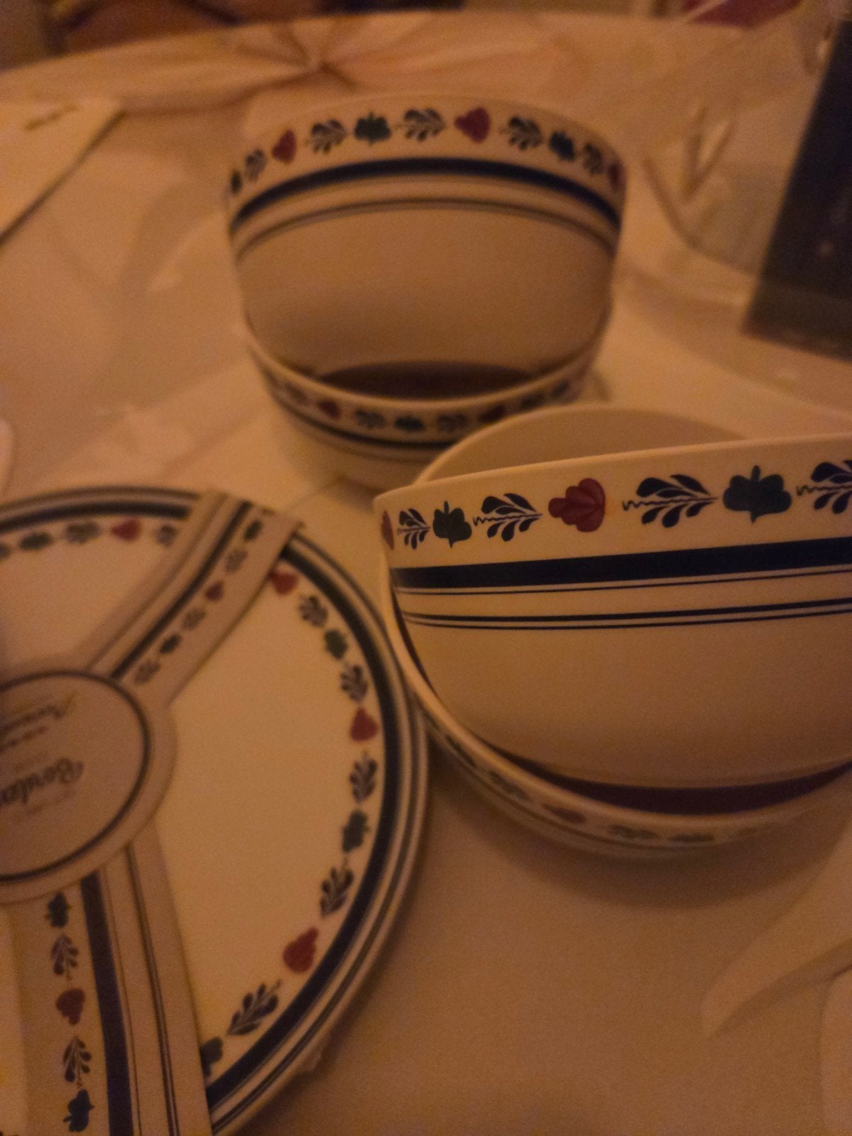 Serviesset: borden, kommen, waterkan, glazen, placemat, Nieuw, Ophalen of Verzenden, Glas, Bord(en)
