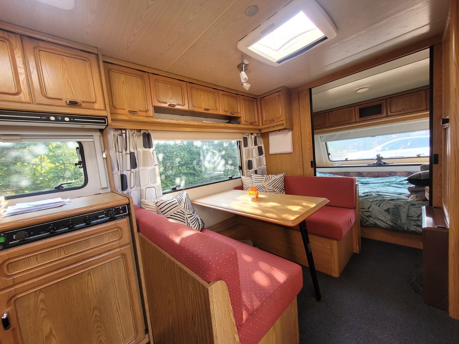 Tijdelijke woonruimte nette Burstner dubbelasser caravan, Caravans en Kamperen, Caravans, Ok, Ok, Rondzit, Vast bed