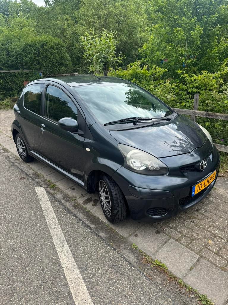 Toyota Aygo 1.0 12V Vvt-i 5DRS 2010 Grijs, Auto's, Toyota, Voorwielaandrijving, 4 stoelen, 68 pk, Origineel Nederlands