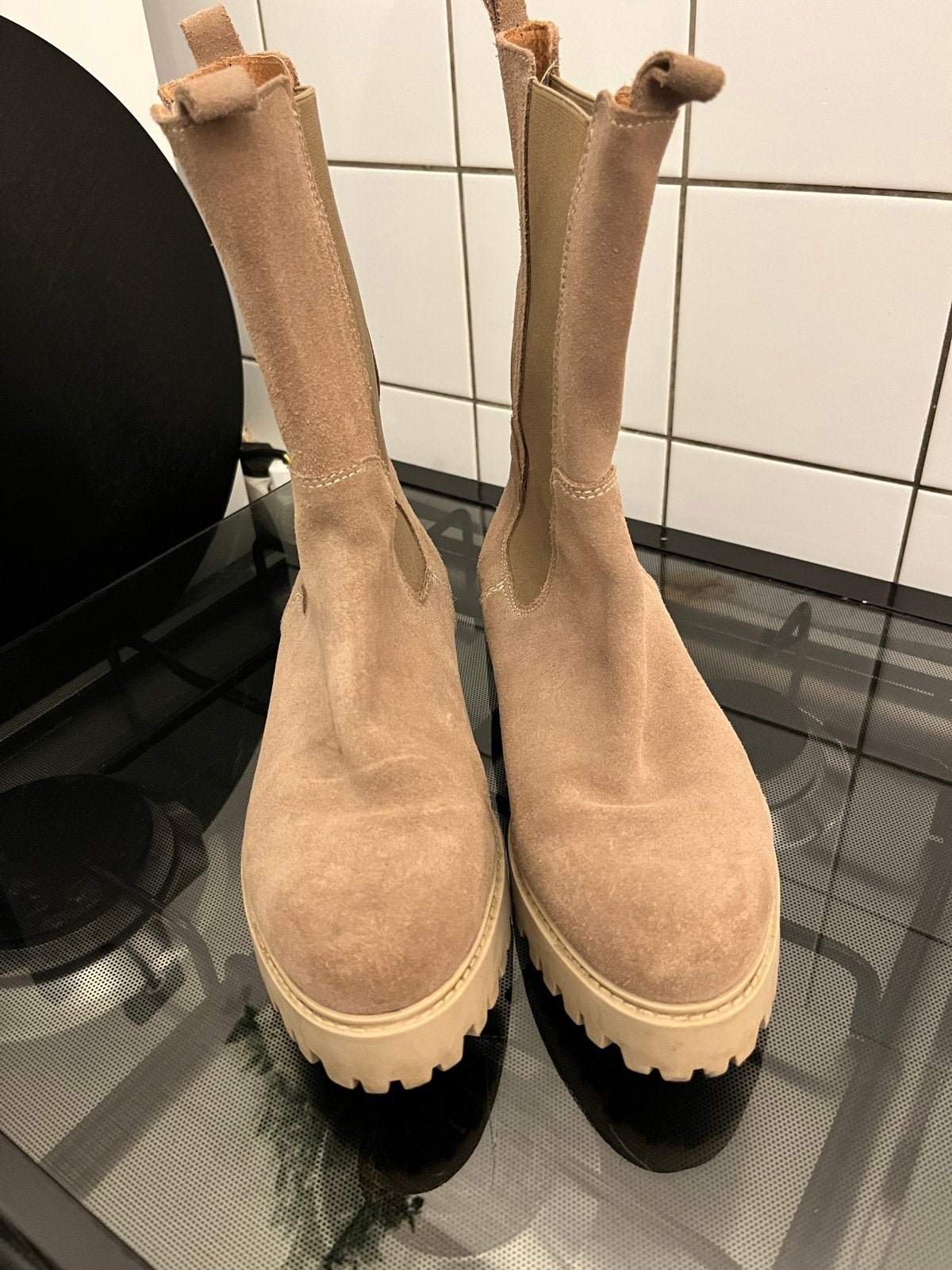 Suède Chelsea boots - Beige - Maat 42 van DWRS, Kleding | Dames, Ophalen of Verzenden, Zo goed als nieuw, Beige, Lage of Enkellaarzen