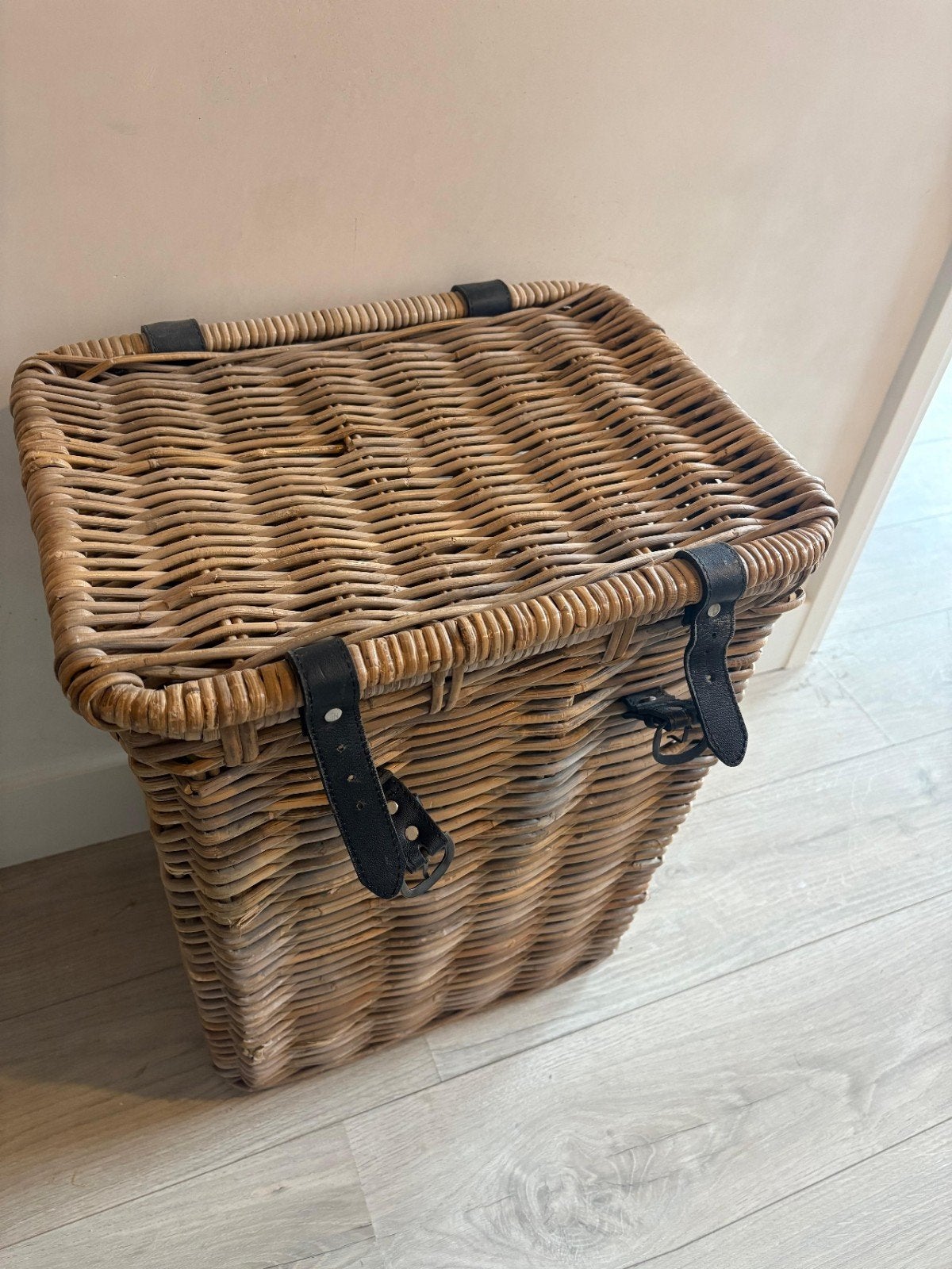 Rieten wasmand / opbergmand met deksel, Huis en Inrichting, Ophalen of Verzenden, Gebruikt, Bruin, Natuurlijk materiaal