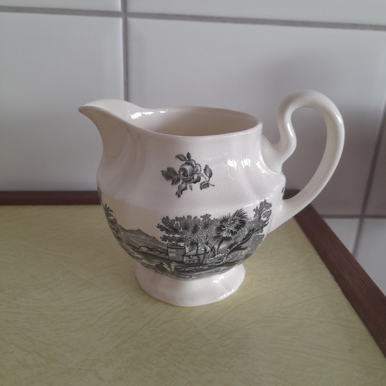 Wedgwood Melkkannetje met Tafereel - Engeland, Antiek en Kunst, Ophalen of Verzenden