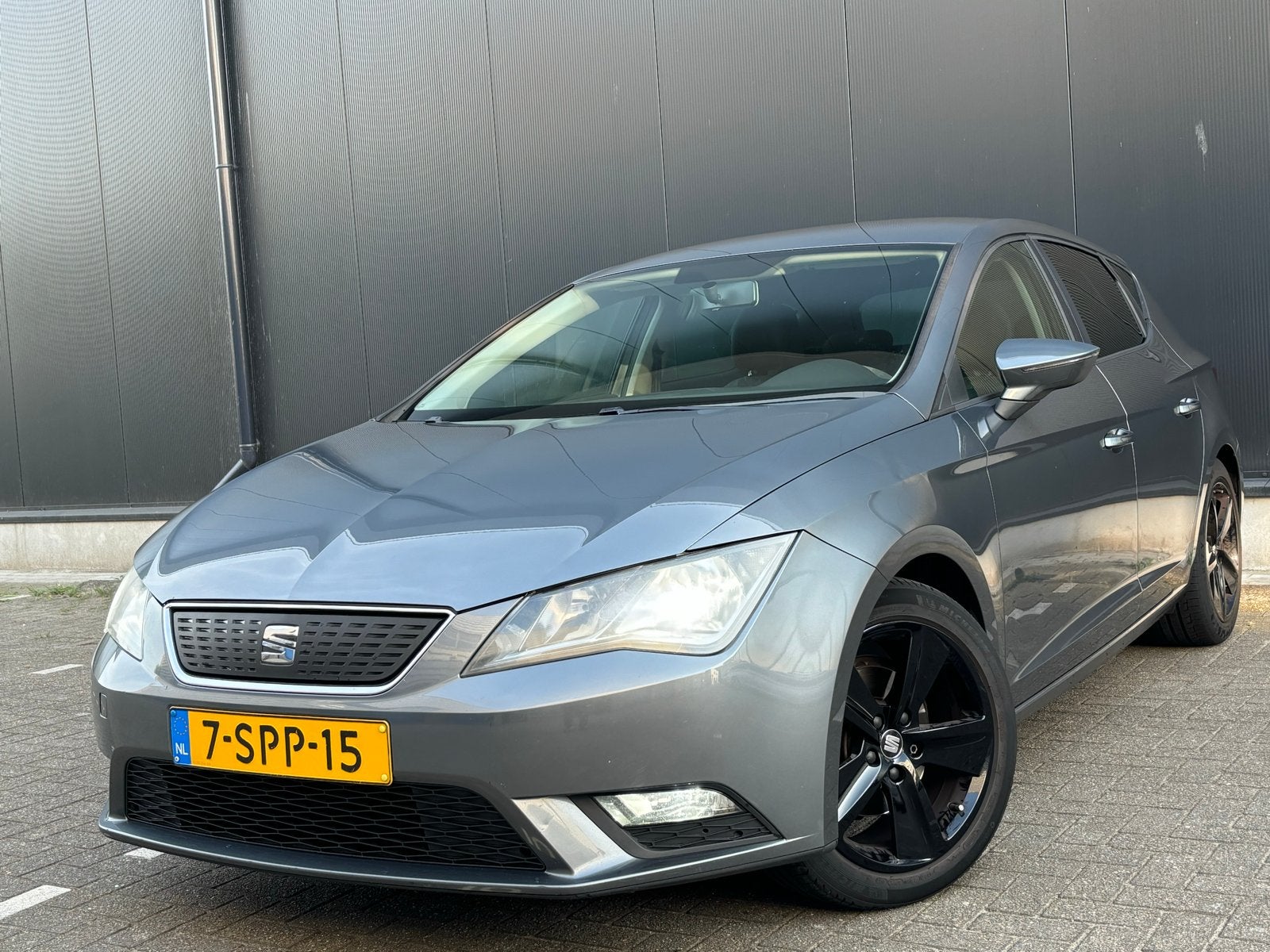 Seat Leon 1.6 TDI 81KW/110PK 2013 Grijs, Auto's, Voorwielaandrijving, 4 cilinders, Leon, Origineel Nederlands