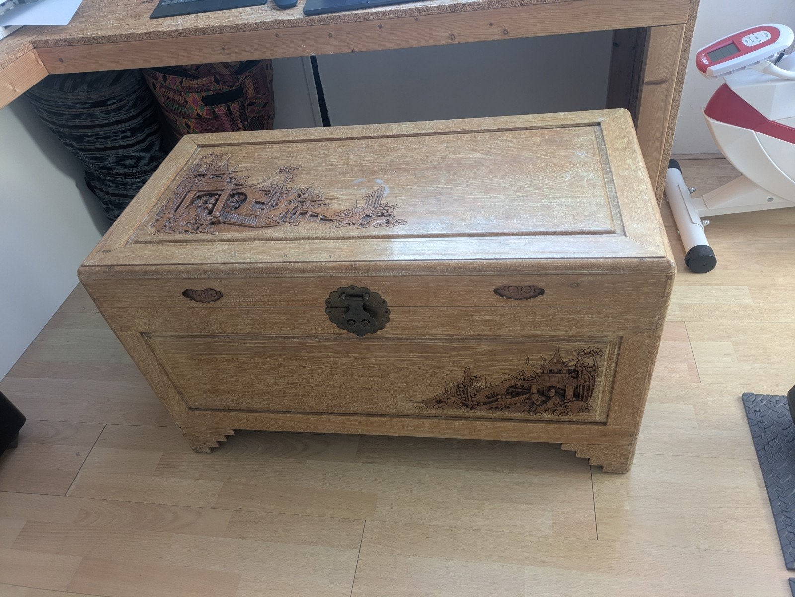 Antieke Chinese Kist met Handgesneden Details, Ophalen