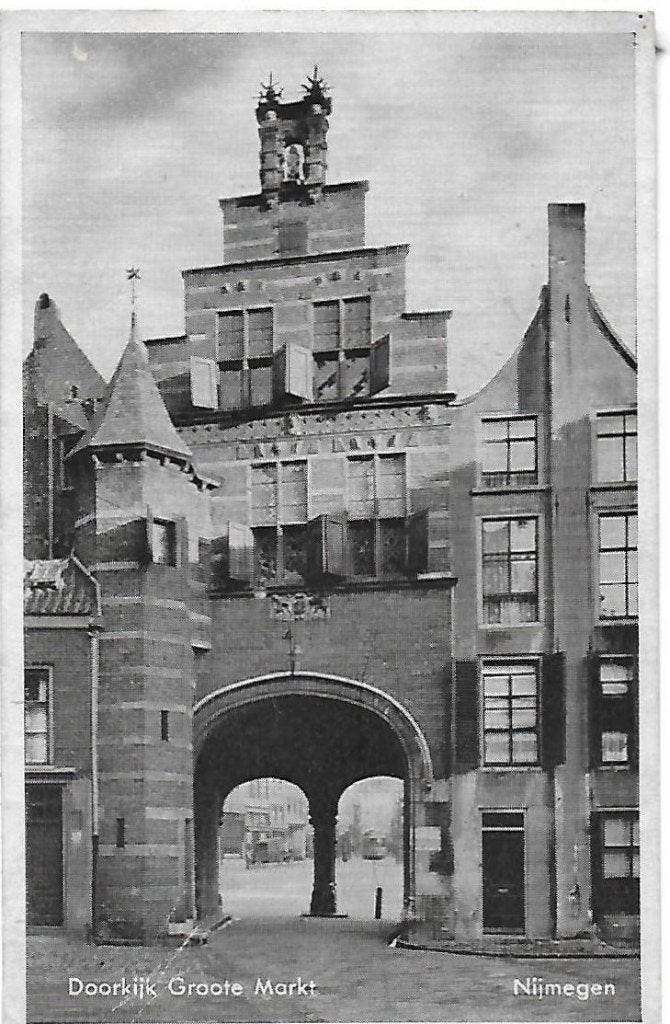 Nijmegen Doorkijk Markt Oude Gelopen Ansichtkaart ( B331, Verzamelen, Ansichtkaarten | Nederland, Ophalen of Verzenden, 1940 tot 1960
