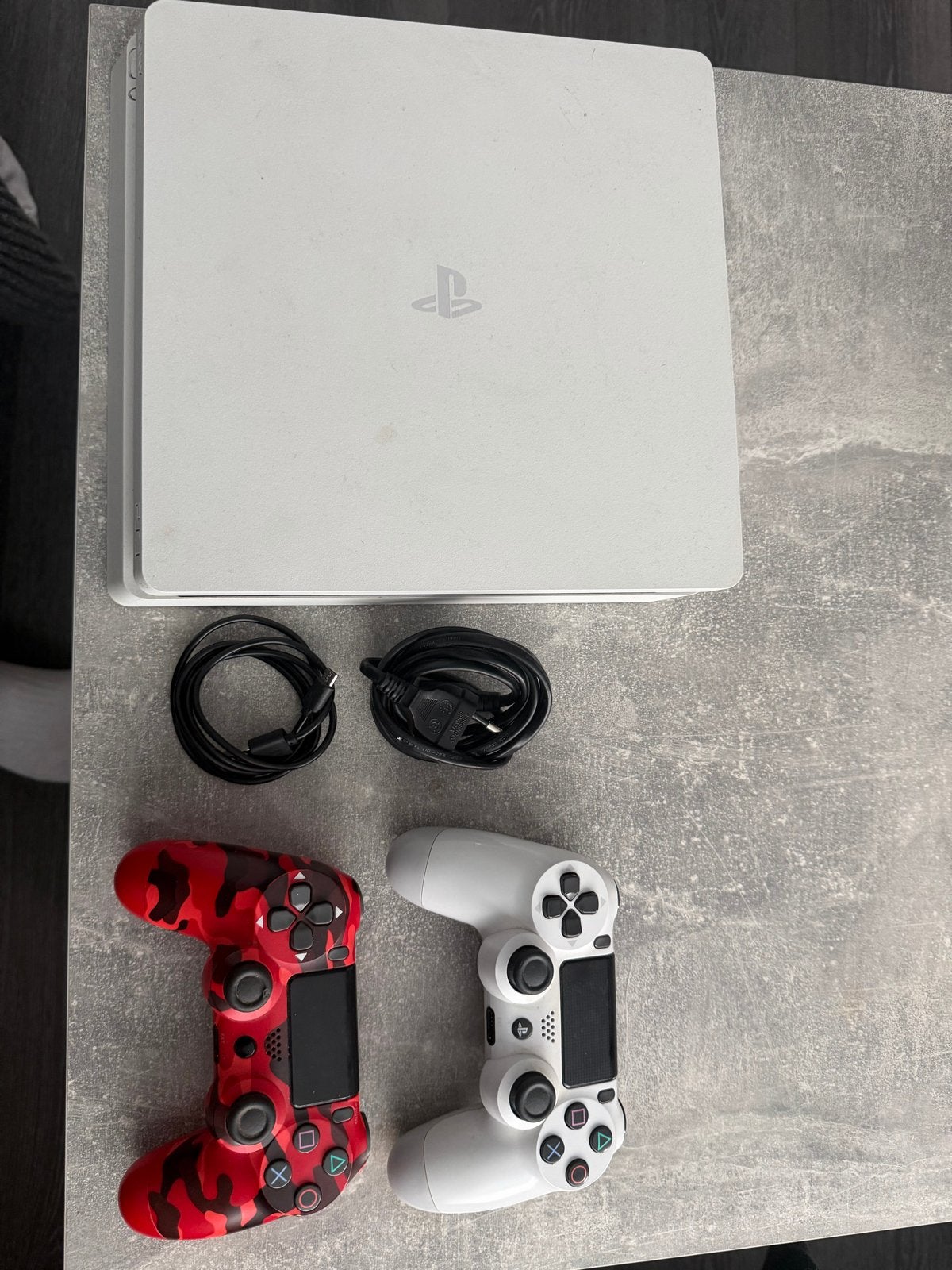 Witte PlayStation 4 Slim met 2 controllers, Spelcomputers en Games, Spelcomputers | Sony PlayStation 4, 500 GB, Met 2 controllers