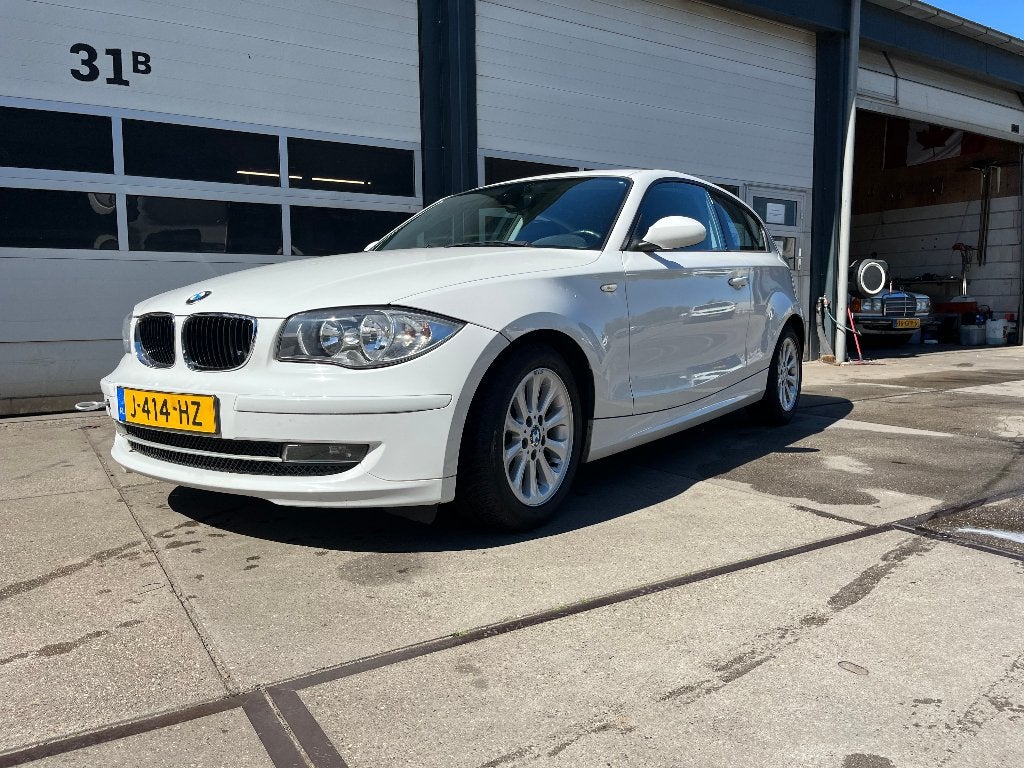 BMW 1-Serie 1.6 I 116 3DR 2008 Wit   LET OP MOTOR SCHADE, Auto's, BMW, Bedrijf, Te koop, 1-Serie, ABS, Airconditioning, Alarm