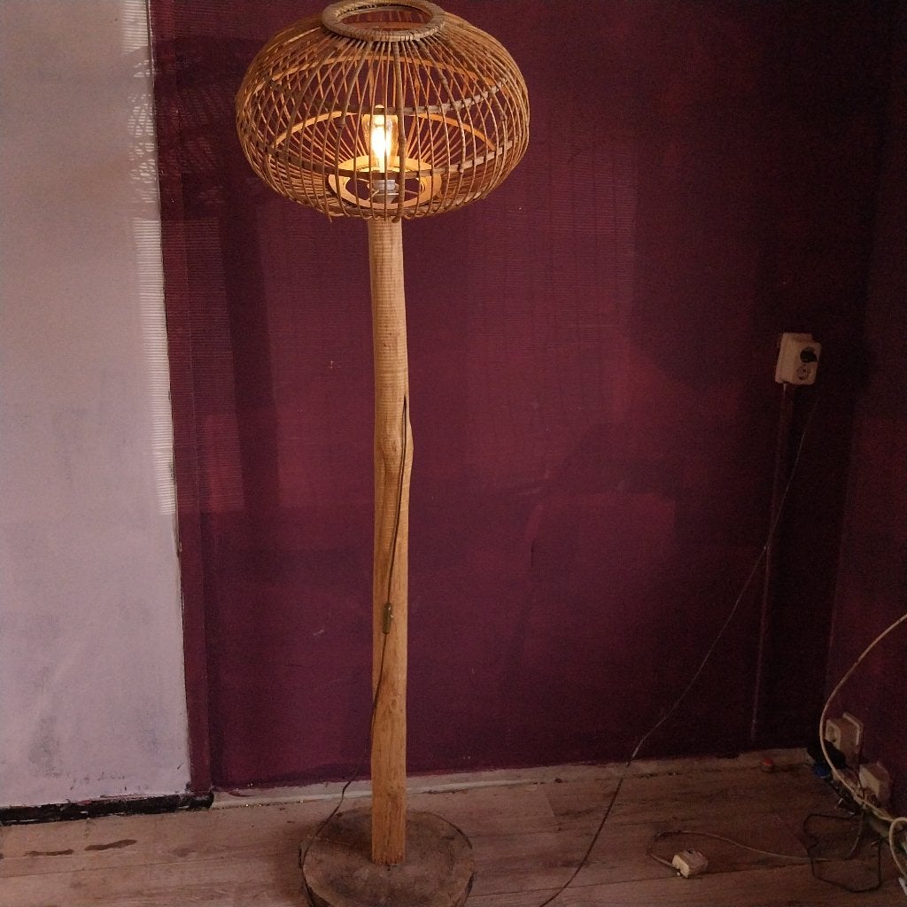 Vloerlamp robuust hout sfeerverlichting, Huis en Inrichting, Ophalen, E27 (groot), Zo goed als nieuw, 150 tot 200 cm