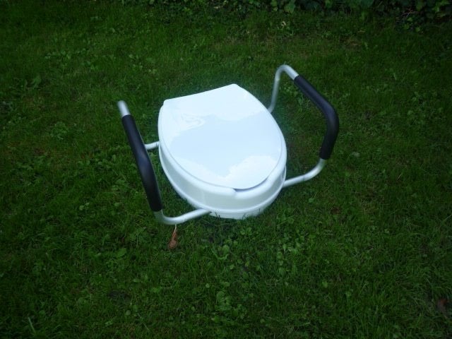 Wc  toilet verhoger met klep +armleuningen brandschoon, Diversen, Ophalen of Verzenden, Zo goed als nieuw