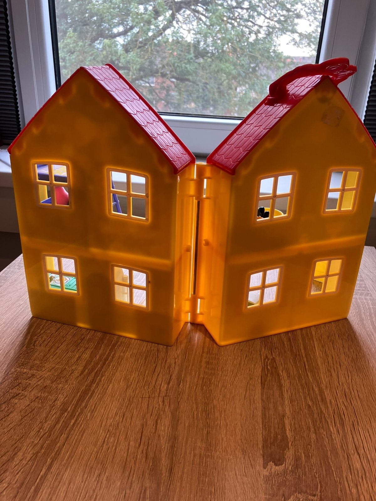 Peppa pig poppenhuis met inhoud, Ophalen, Zo goed als nieuw, Poppenhuis