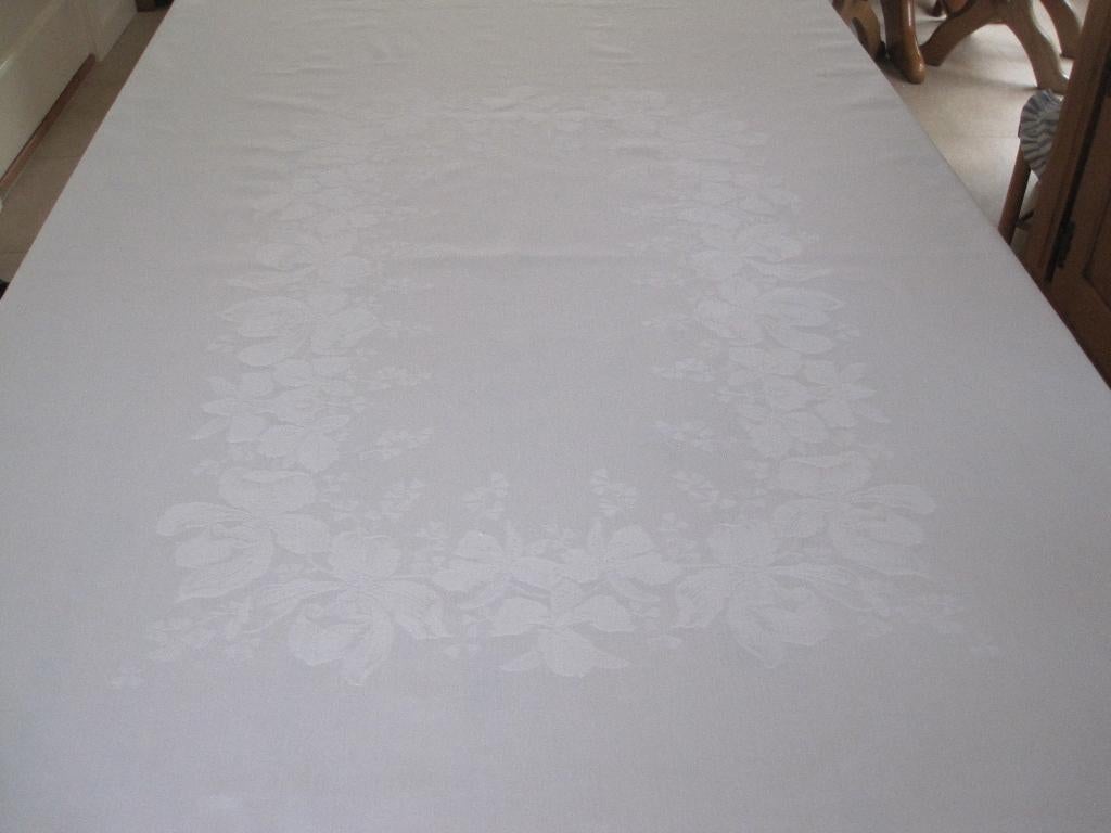 Wit Damast Tafelkleed met Bloemenpatroon 120 cm bij 164  cm, Ophalen of Verzenden