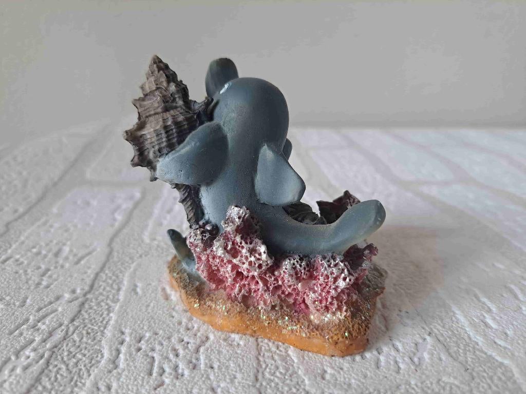 Dolfijn met jong draaischelp aan vin, kunsthars 8x5.5x8cm, Verzamelen, Beelden en Beeldjes, Ophalen of Verzenden, Gebruikt, Dier