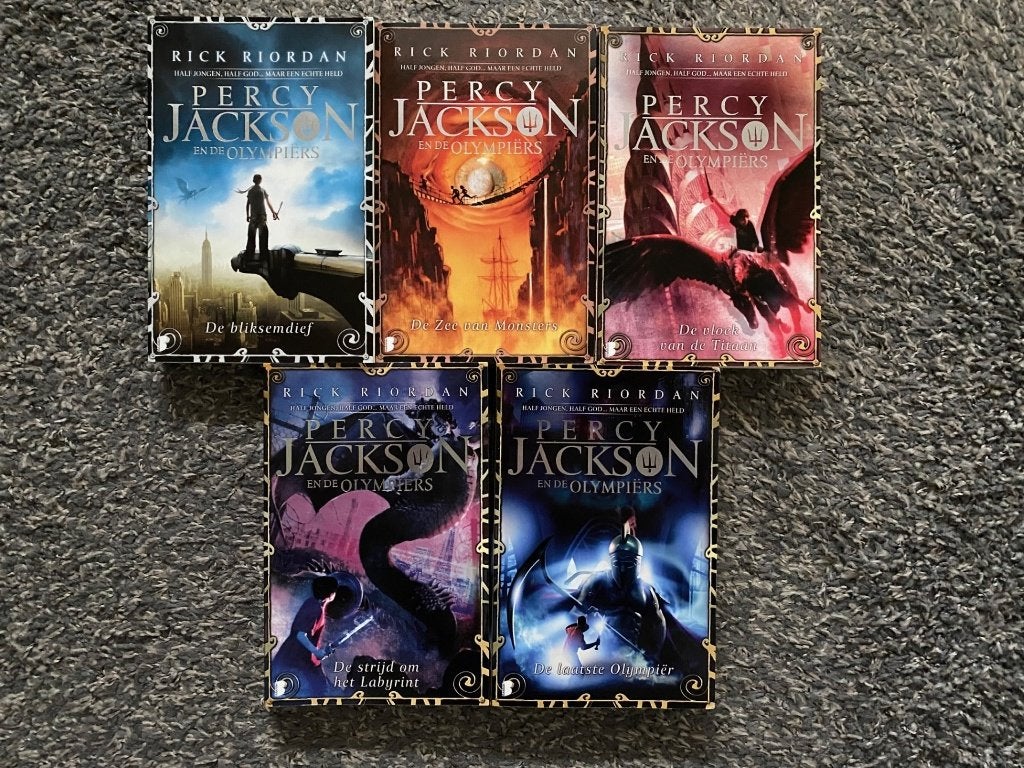 RICK RIORDAN,PERCY JACKSON EN DE OLYMPIERS IN GELEZEN EN GOE, Ophalen of Verzenden, Gelezen