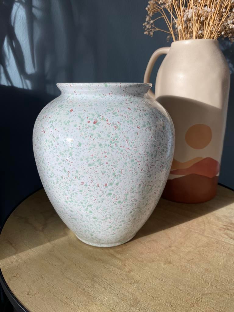 Witte vaas mer gekleurde confetti spijkels, Huis en Inrichting, Woonaccessoires | Vazen, Wit, Aardewerk of Porselein, Ophalen of Verzenden