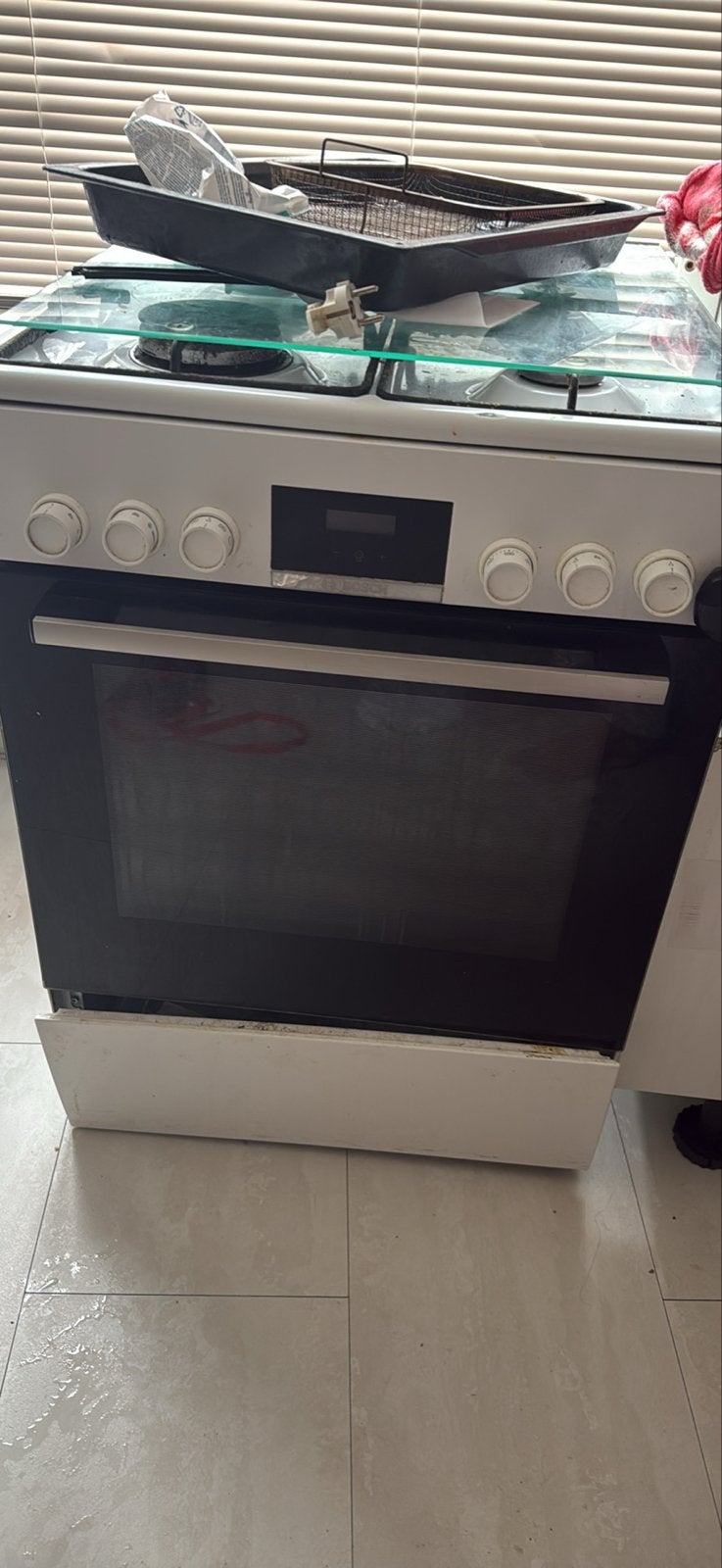 Bosch oven met defecte thermostaat en 1 kapotte pit, Gas, Niet werkend, Vrijstaand, 4 kookzones