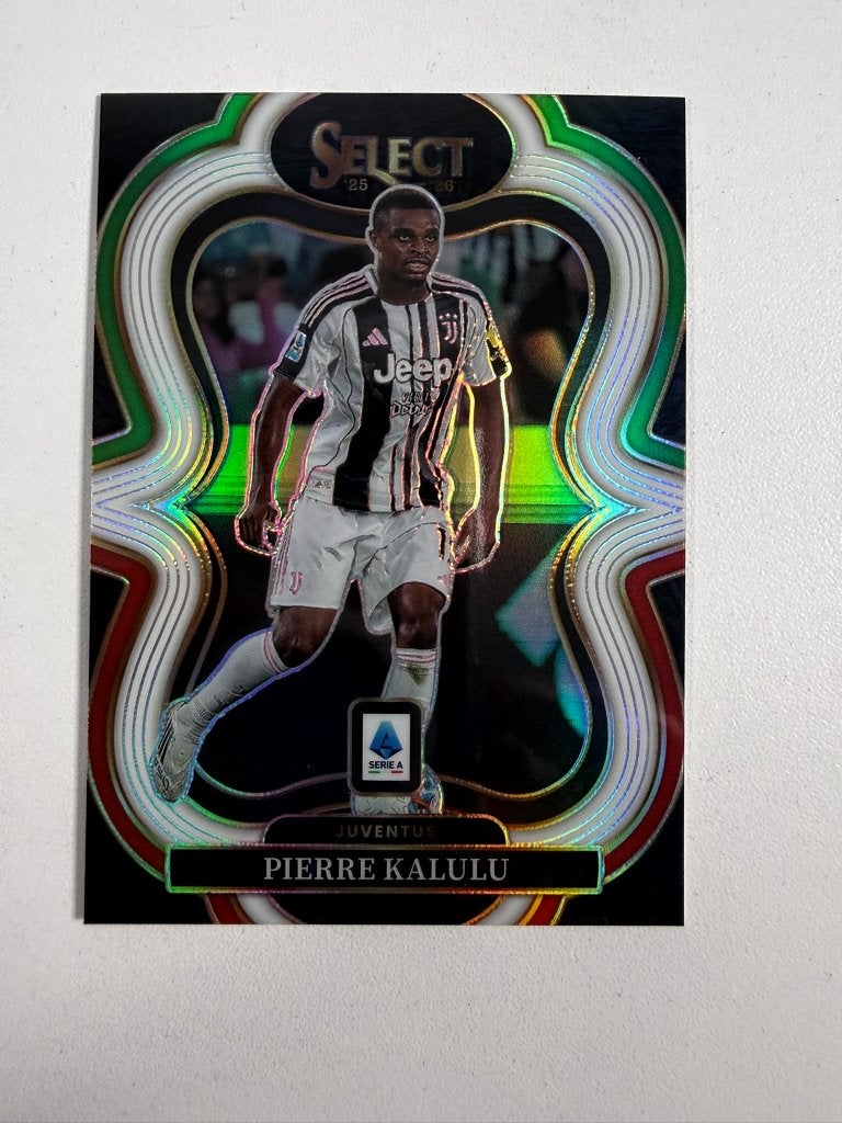 122 Pierre Kalulu Multi-Color Select Serie A 2025-26, Ophalen of Verzenden, Nieuw, Buitenlandse clubs, Poster, Plaatje of Sticker