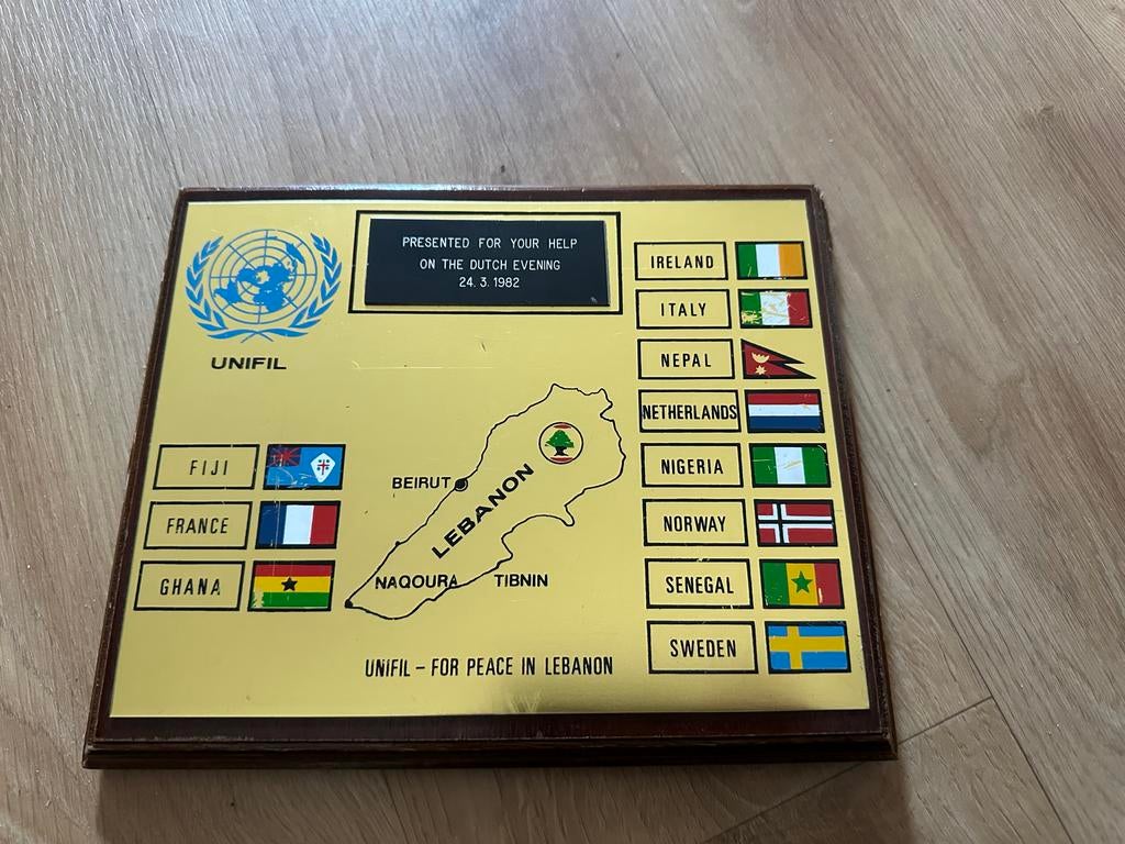 UNIFIL spullen: Armlets en herdenkingsschildje, Verzamelen, Militaria | Algemeen, Landmacht, Embleem of Badge, Overige gebieden