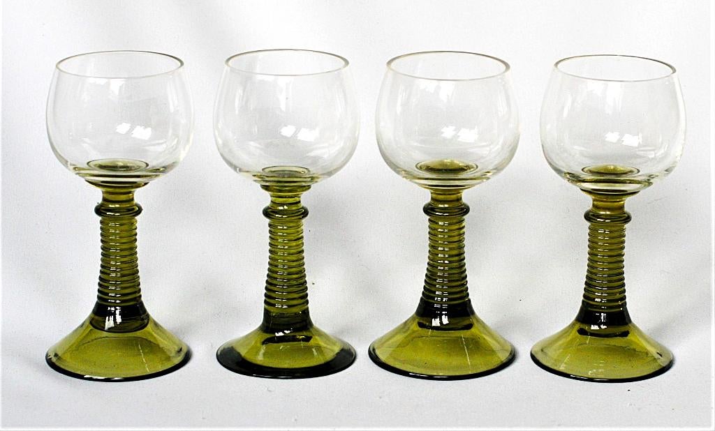 Vier Antieke Roemers met een olijfgroen been, Antiek en Kunst, Antiek | Glas en Kristal, Ophalen of Verzenden