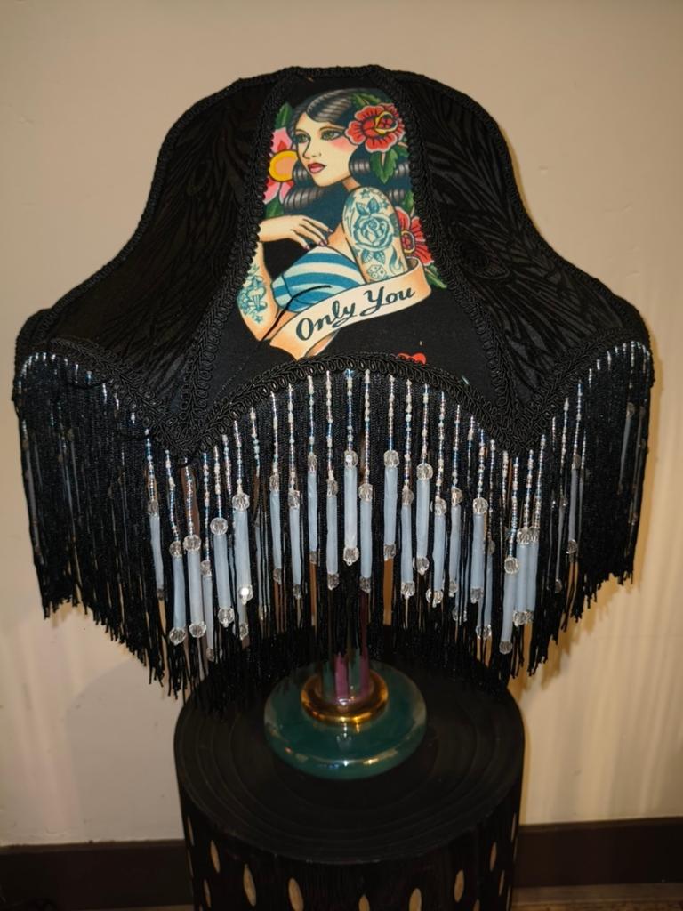 Handgemaakte lampenkap Pin-up Tattoo Print, Pin-up, Tattoo, Rockabilly, Vintage, Retro, 25 tot 50 cm, Ophalen of Verzenden, Overige vormen