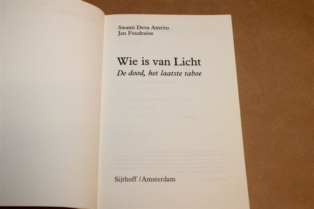 Wie is van Licht — De Dood als Laatste Taboe, Amrito, Ophalen of Verzenden, Gelezen, Overige onderwerpen, Achtergrond en Informatie