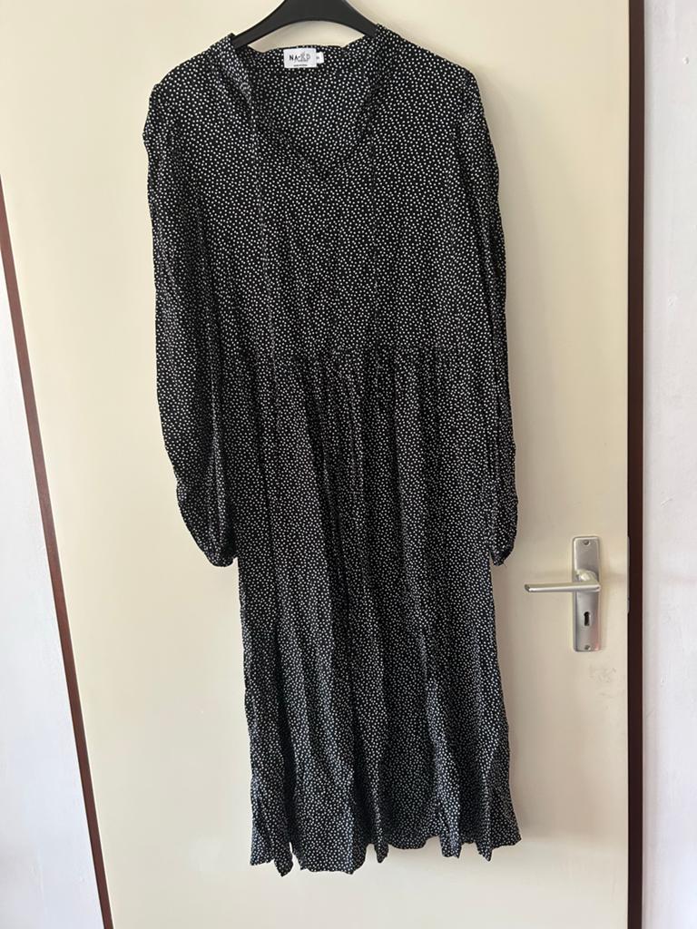 NA-KD Reborn Zwarte Jurk met Witte Stippen Maat 34, Zwart, Ophalen of Verzenden, Zo goed als nieuw, Maat 34 (XS) of kleiner