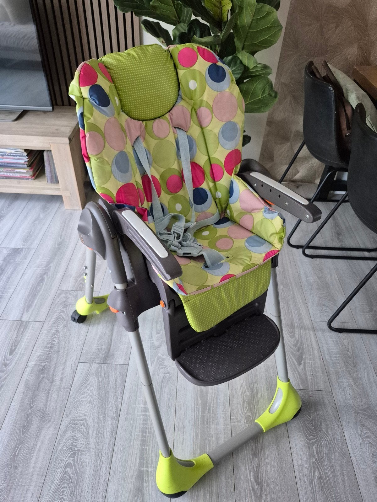 Chicco kinderstoel met vrolijk disgn, Ophalen, Gebruikt, Inklapstoel, Afneembaar eetblad