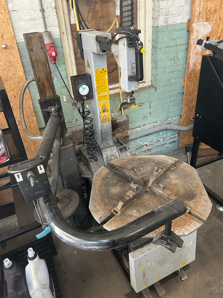 Heavy duty bandenmachine met 2 hulparmen - opknapper, Ophalen of Verzenden, Gebruikt