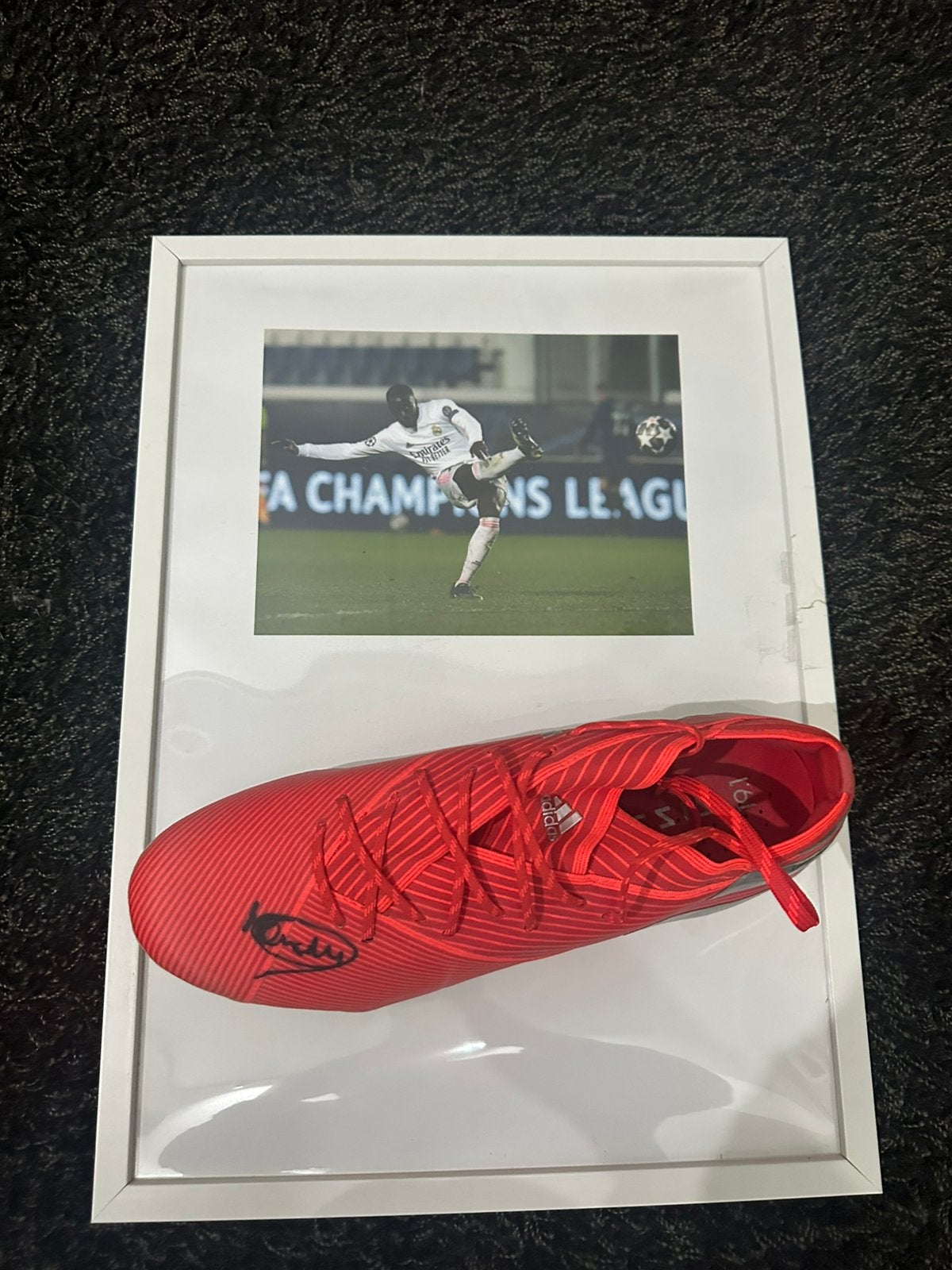 Gesigneerde/gedragen voetbalschoen Ferland Mendy., Ophalen of Verzenden, Zo goed als nieuw, Buitenlandse clubs, Shirt