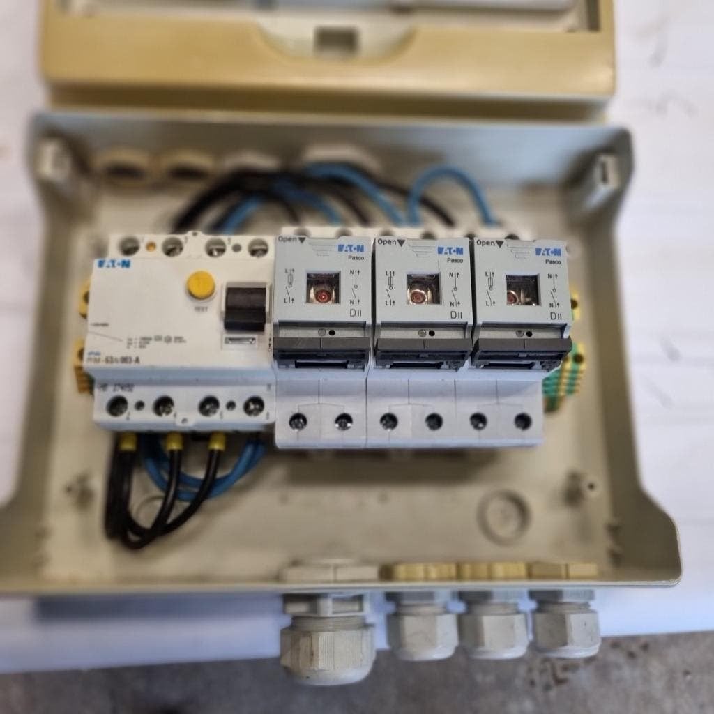 ELEKTRA GROEPENKAST AARDLEKSCHAKELAAR MET 3 GROEPEN  230 V, Gebruikt, Ophalen of Verzenden, X, X