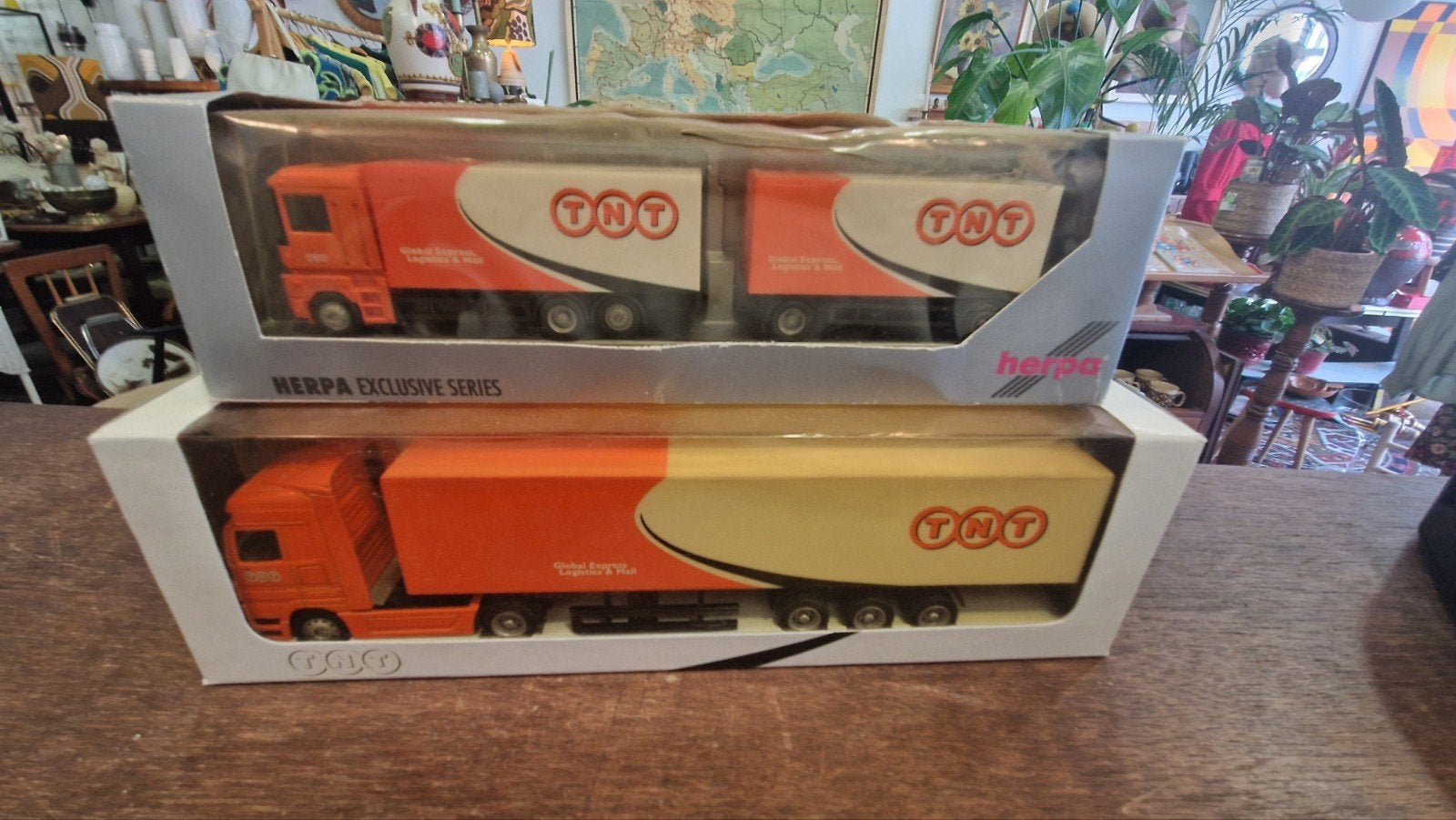 2 TNT miniatuur vrachtwagens in originele verpakking, Ophalen of Verzenden, Nieuw, Bus of Vrachtwagen