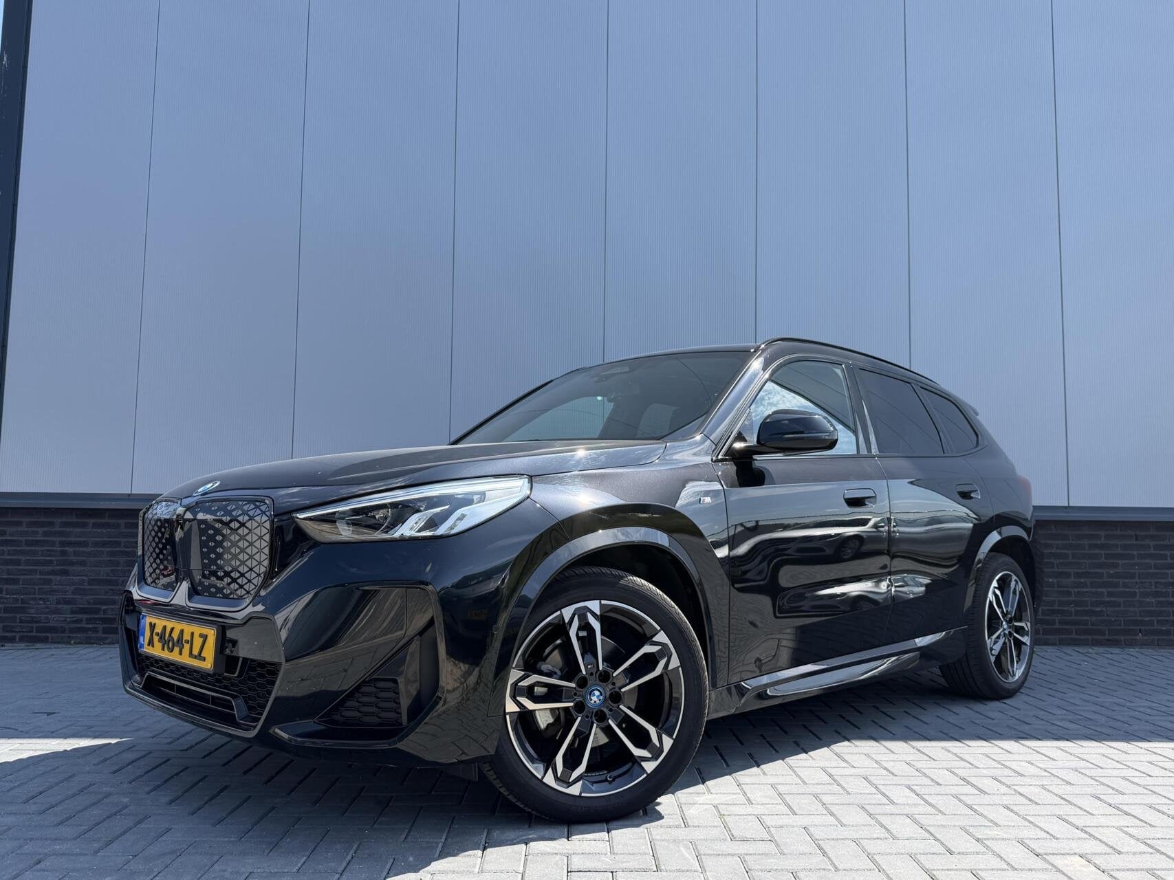 BMW iX1 eDrive20 67 kWh - M-Sport Pro - Pano - Vol leer, Auto's, Gebruikt, 750 kg, Zwart, 204 pk
