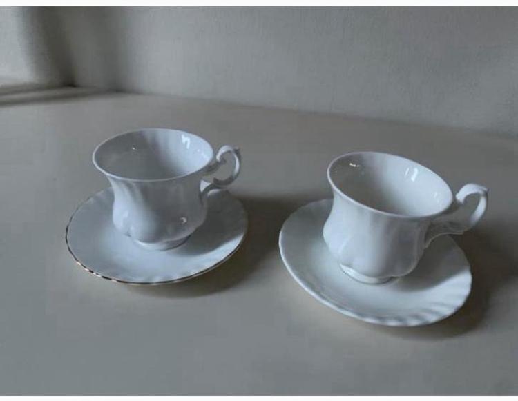 Royal Albert- 2 kop/schotels - wit - nieuw - damesmodel, Ophalen of Verzenden, Zo goed als nieuw, Porselein, Kop en/of schotel