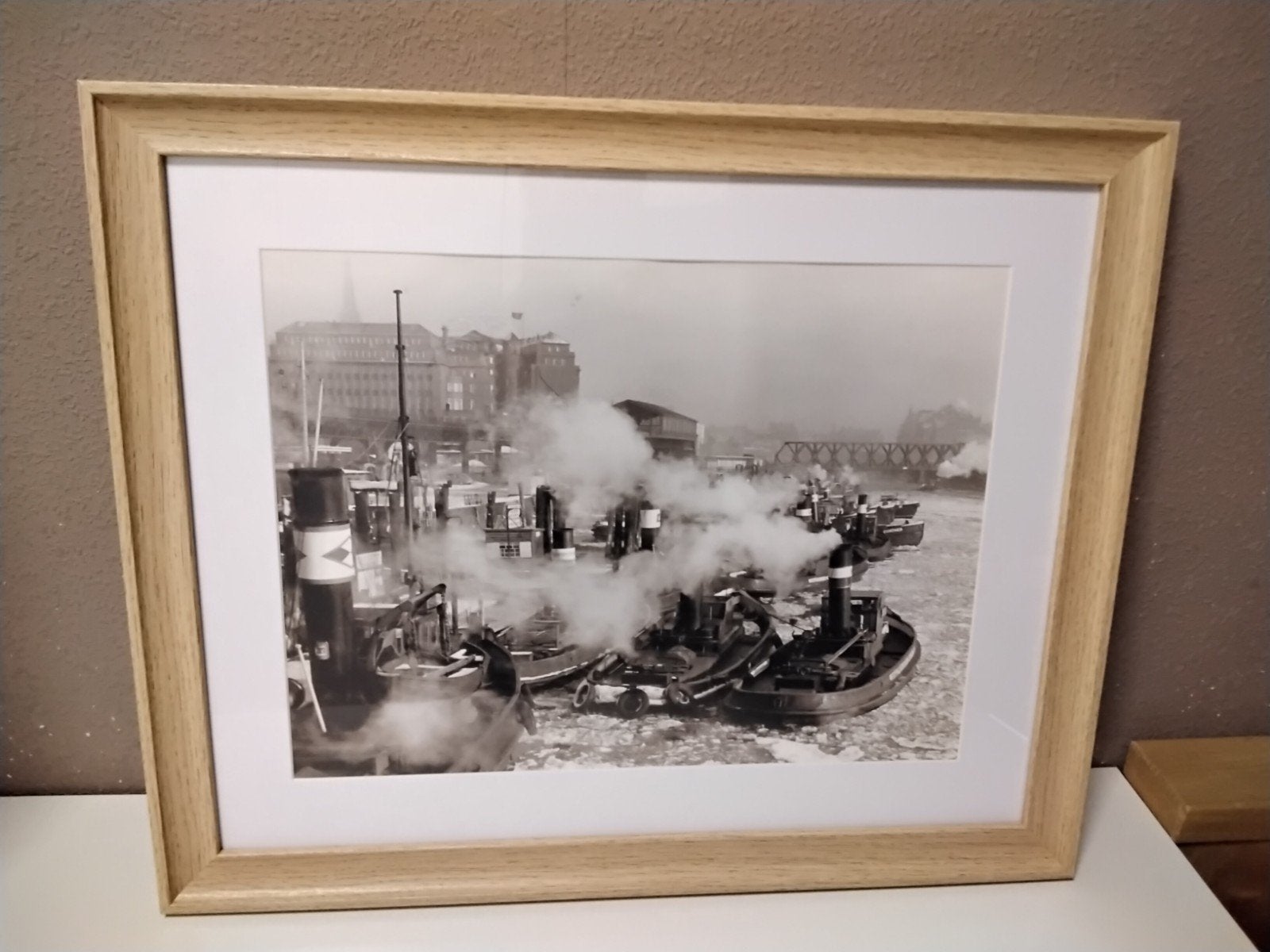 Zwart-wit foto van stoomboten in haven, ingelijst, Antiek en Kunst, Ophalen, Foto, Fotografie, Ingelijst